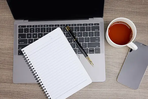 发财的含义的男孩