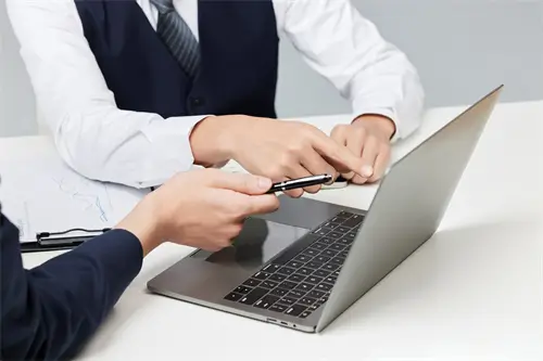 讽刺含义深刻的女